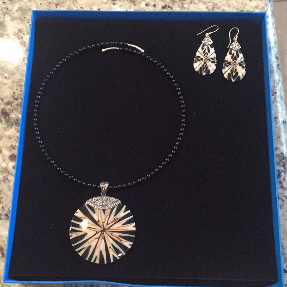 Gorgeous necklace and earring set